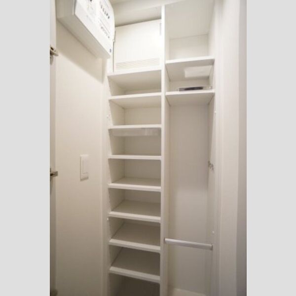 プライムメゾン亀戸302号室 シューズクロークで荷物の収納も可能