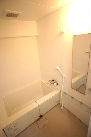 宍田ビル 落ち着いた空間のお風呂です