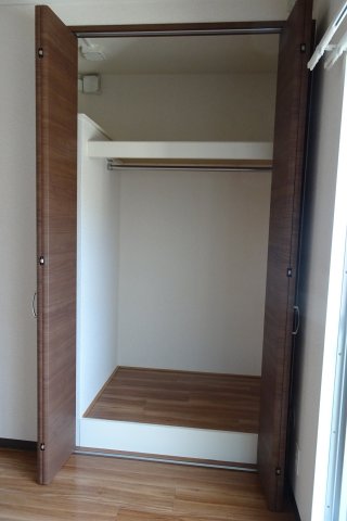 サンライズパレス 洋室２収納　※別号室の参考写真です(現況優先・仕様違いの場合あり)