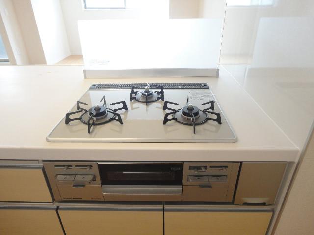 Ｒｏｍａｎｔｉｓ　Ｋａｗａｇｕｃｈｉ（ロマンティス　川口）301号室 ガスコンロ３口・グリル