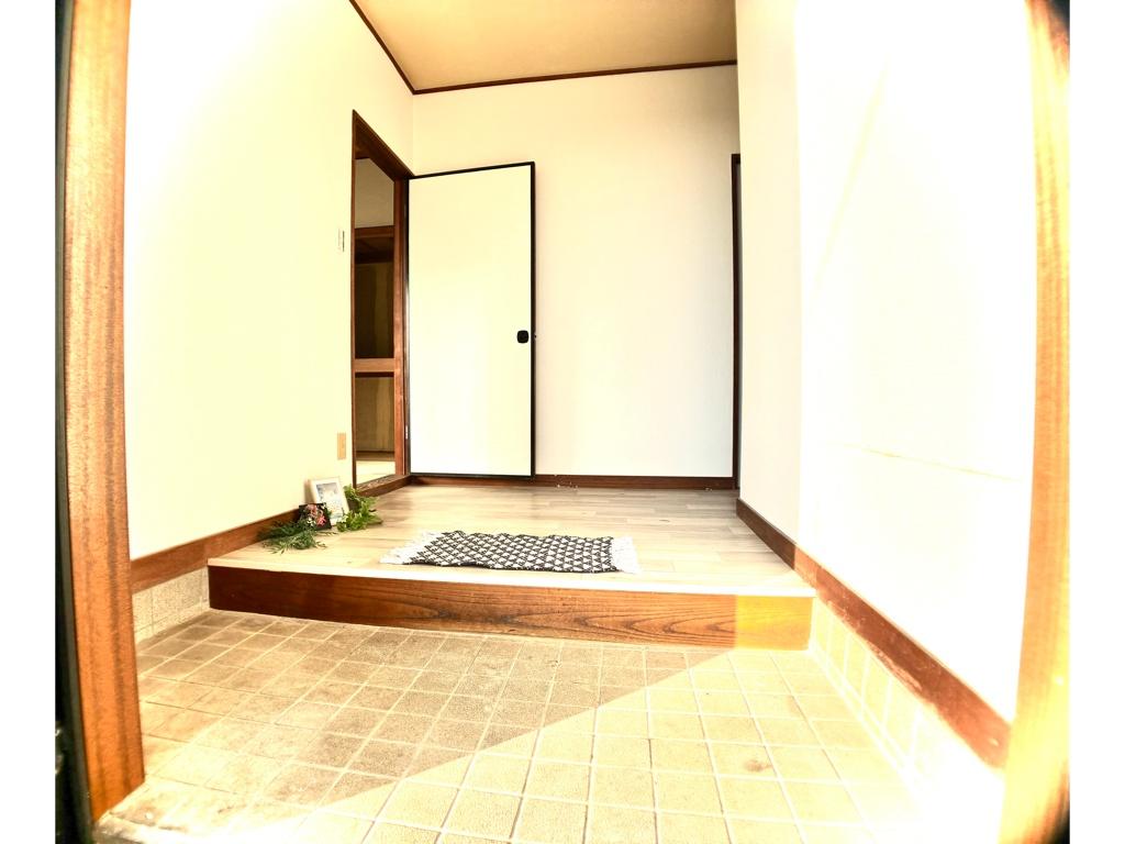 伊勢原市上粕屋戸建 シンプルで広めの玄関なのでお好きなシューズボックスも置けます