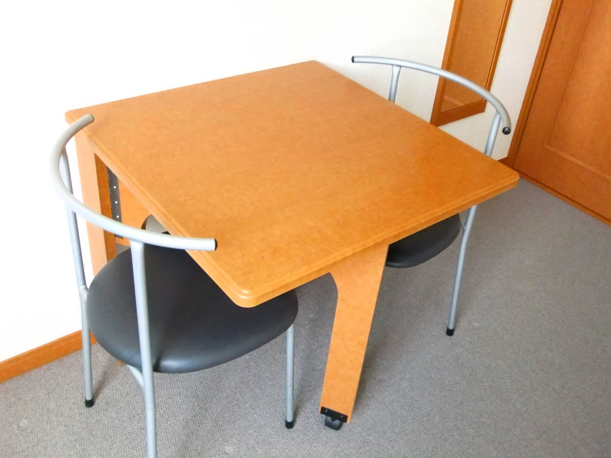 レオパレス開陽102号室 折りたたみ式テーブル・椅子