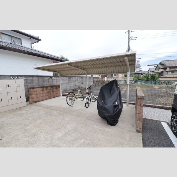 シャインコート101号室 駐輪場