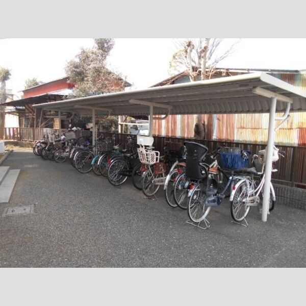 メゾンソレーユ 屋根付き自転車駐輪場