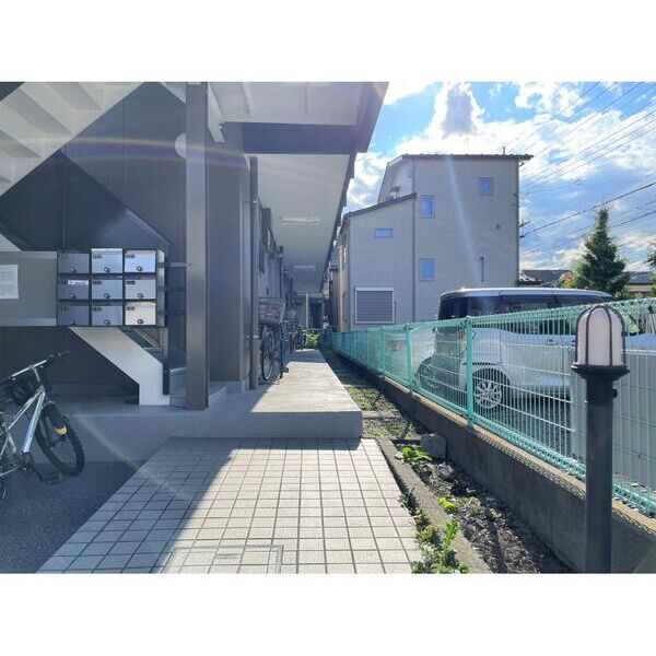 ファミール芝下302号室 エントランス