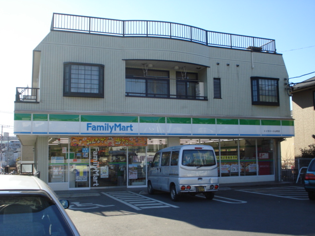 ビューヒルズ コンビニエンスストア　ファミリーマートまで800ｍ