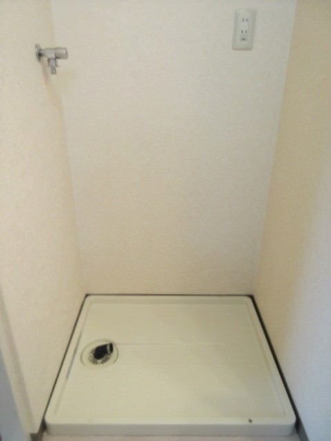 グランメール中央林間0202号室 室内洗濯機置場　※別号室の参考写真です(現況優先・仕様違いの場合あり)