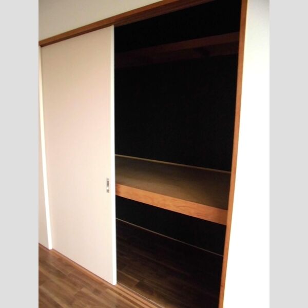 クレセントハイム203号室 南側洋室押入♪