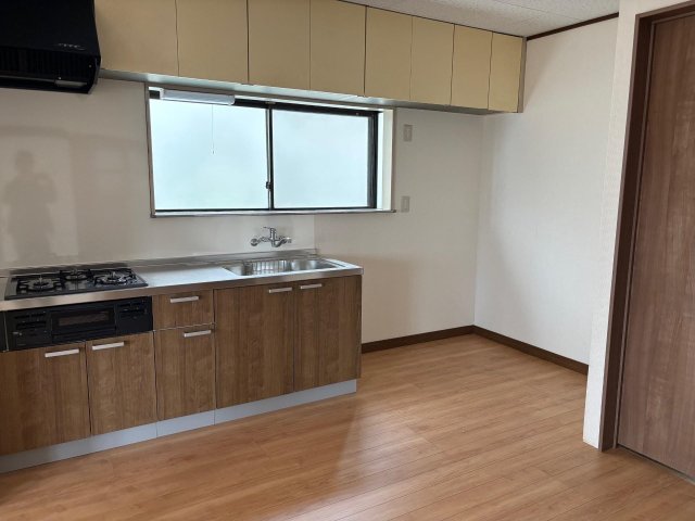 【程久保１丁目】ペットと楽しく暮らせる戸建て システムキッチン（新調）