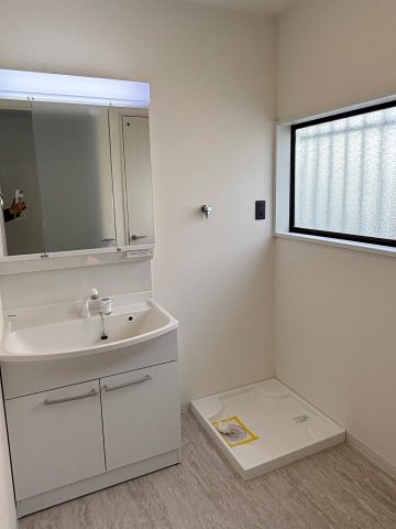 ルヴアン梅田戸建て 三面鏡付き洗面台