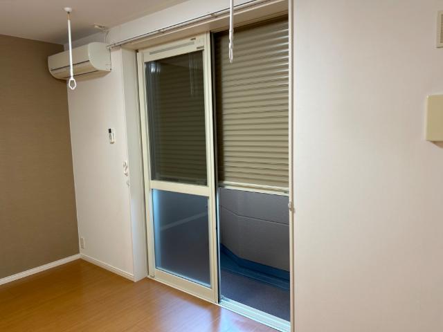 ライジング・サン203号室 窓シャッター