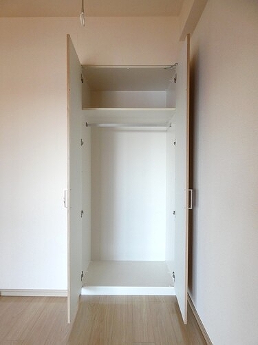 ライオンズ横浜新子安ハーバーコート 洋室約5.0畳（LD隣）　クロゼット