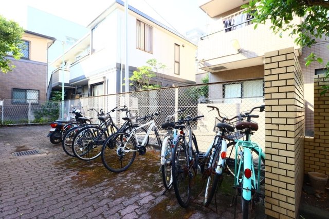 ロイヤルレゾン3階 駐輪場