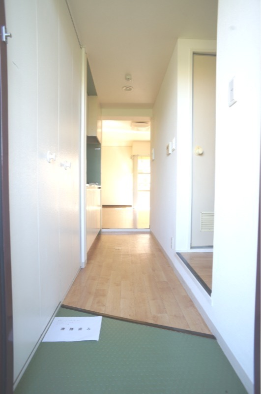 町田リバーサイドハウス4階 収納ありの玄関♪