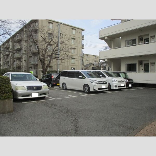 シャインクロコ 駐車場