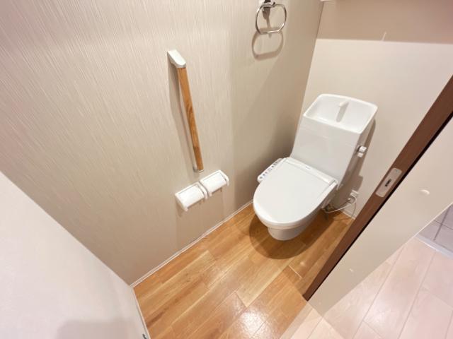 フィオーレ西平山102号室 シャワー付トイレ