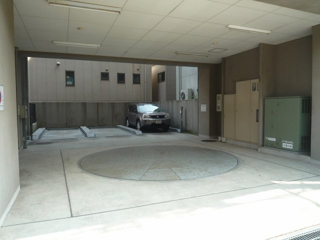 ベスト伊勢佐木町303号室 駐車場