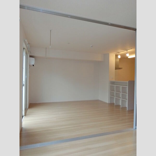 雅　弐番館103号室 リビングダイニングです♪