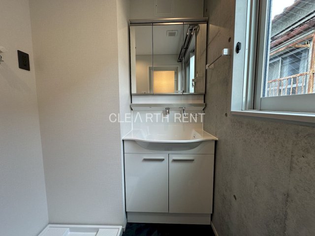 ルミナス池袋本町 三面鏡タイプの独立洗面台/鏡裏にはちょっとした収納スペースがあります