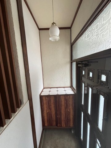 美住町戸建て シューズボックスがあるかわいらしい玄関