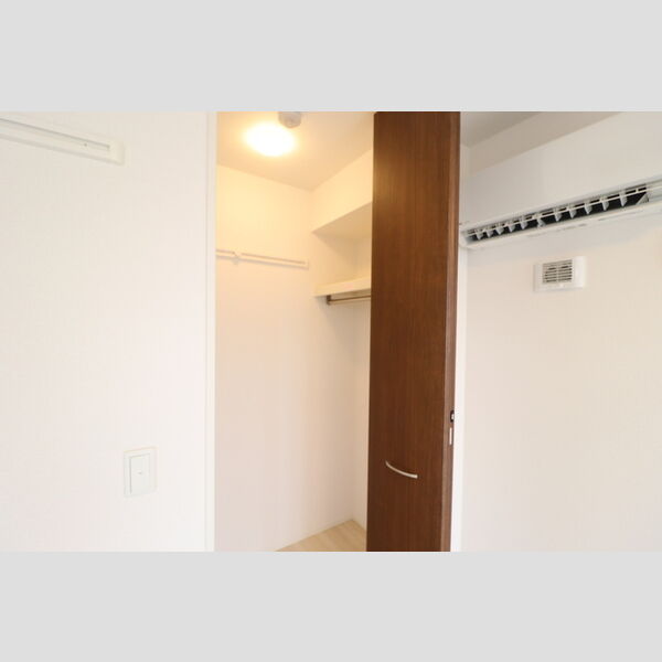 グリュックヴァーグ101号室 クローゼット(東側洋室)