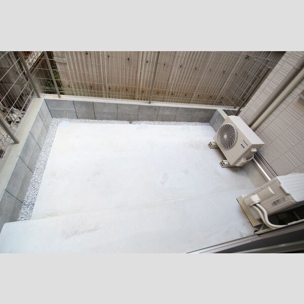 アヴァンス千住緑町102号室 専用庭