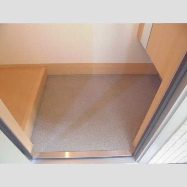 エテルナ102号室 玄関