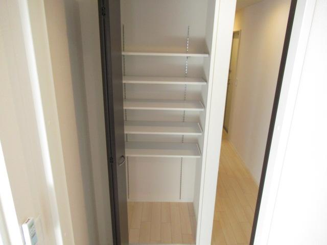 イーストガーデン 廊下収納