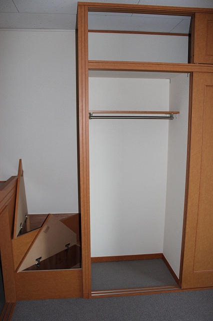 レオパレスドゥマン姉崎 階段下収納・クローゼット