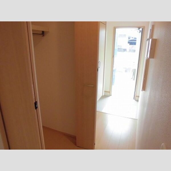 フォレスト101号室 ♪廊下から玄関を撮影しました♪