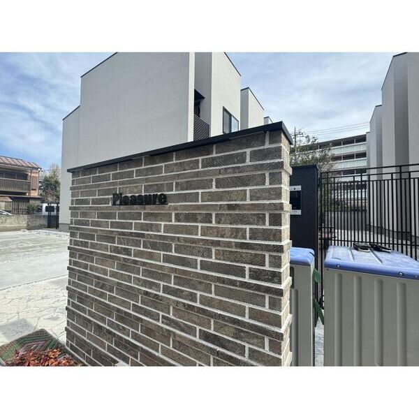 Pleasure エントランス