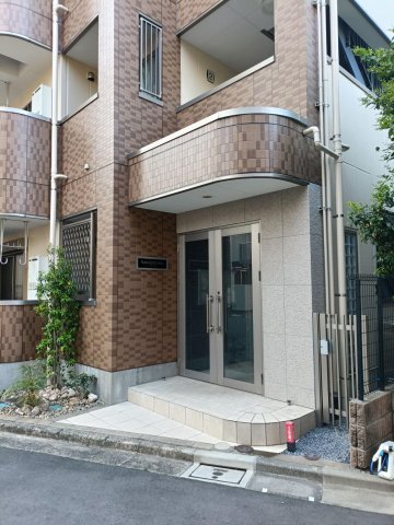 サングッドヒル 清潔なエントランスです。自動ドアが設置されています。