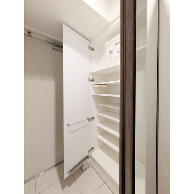 オーパスホームズ南行徳0613号室 靴箱