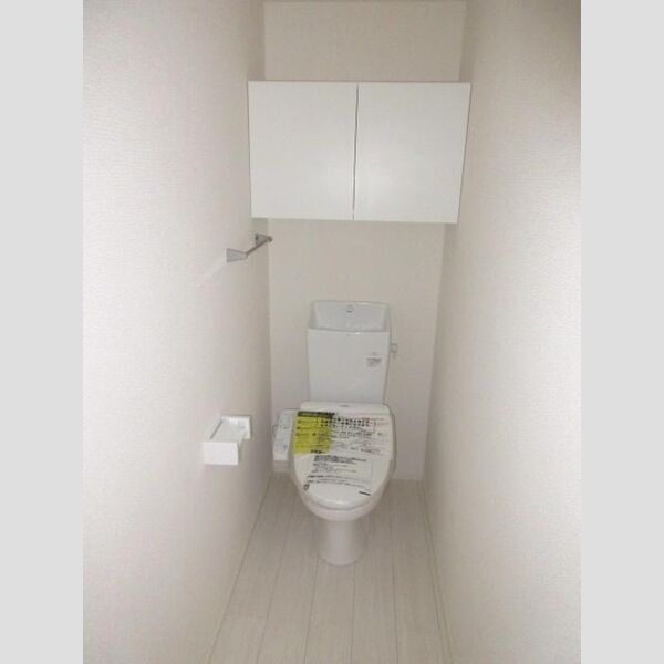 アンジュール氷川台103号室 トイレ温水洗浄便座