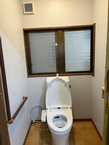 小手指南4丁目戸建 十分な広さのトイレ