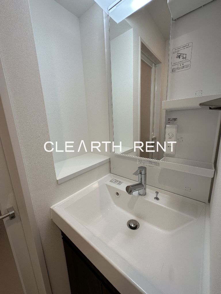 コンシェリア神楽坂 ＣＲＯＳＳＩＡ4階 ◆棚付き洗面化粧台/化粧台横のカウンターも便利◆