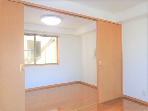 コンフォールハイム2階 洋室約5.6畳※同タイプ別部屋前回募集時2016.2撮影