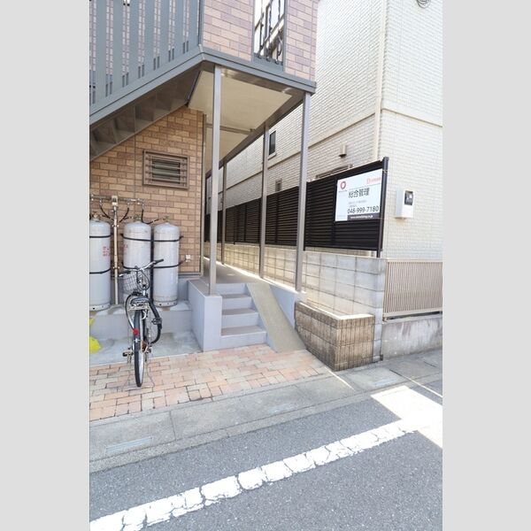 アムールS三郷102号室 エントランス
