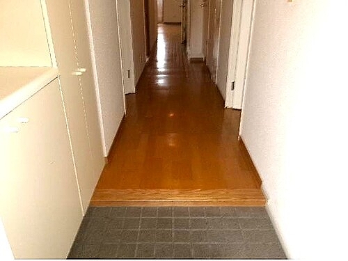 ライオンズマンション津田沼前原5階 共用部からの室内　※2026年3月撮影