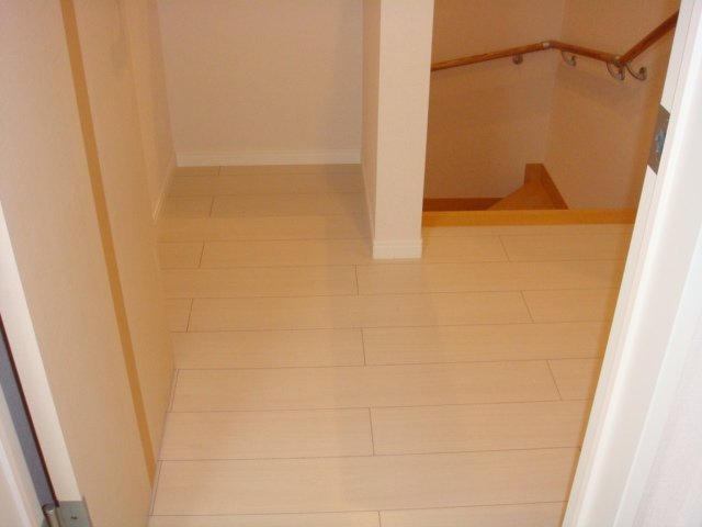 グレイシャス”Ｎ”202号室 踊り場