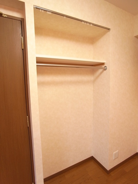 パレステュディオ新宿パークサイド8階 オープンクローゼットの他に上部吊戸棚あり！