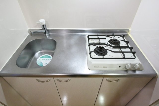 スカイコート神田第３2階 システムキッチン（2口ガスコンロ）