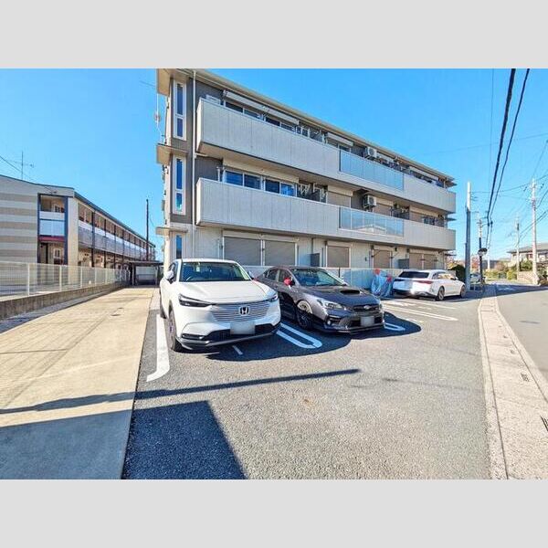 ウィステリア パレス 駐車場