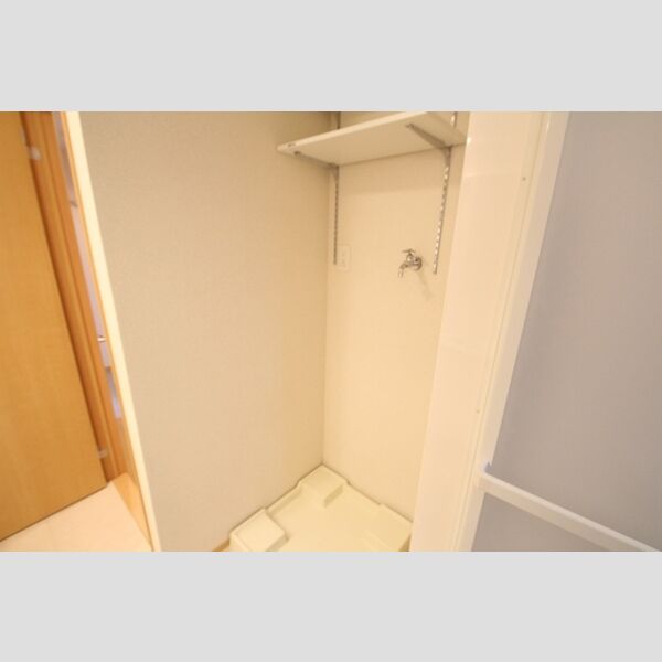 カーサ青井 上部に便利な棚付きの室内洗濯機置場