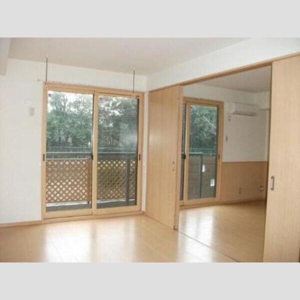 1stプレジオ102号室 南洋室からリビング