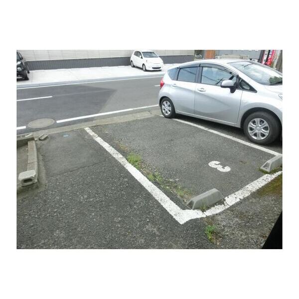 メゾン沢 駐車場