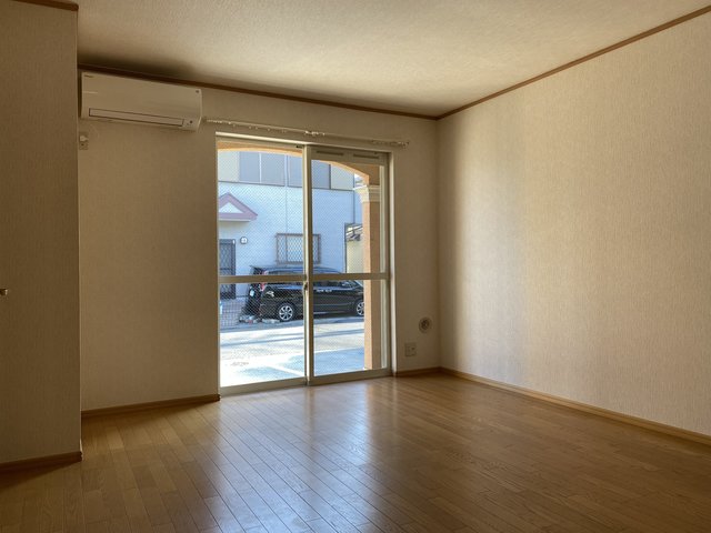 クイーンズヒルＥ棟E2号室 10帖のリビング