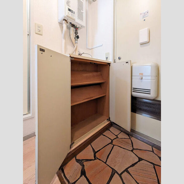 ドミトリー中浦和211号室 シューズボックス