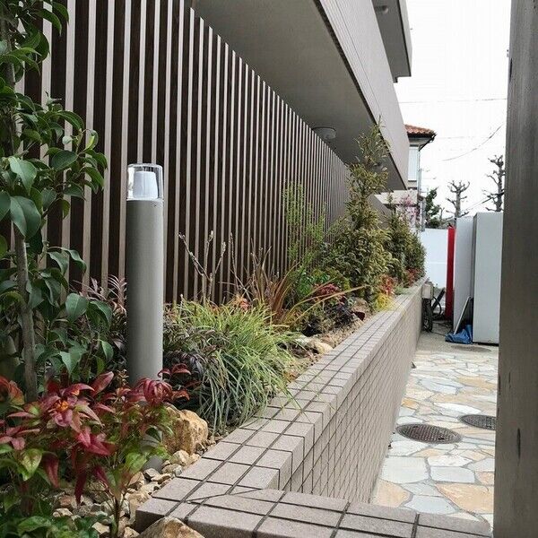 パレ・ドール港南台102号室 1階廊下は目隠しのフェンスでプライバシーを確保できます