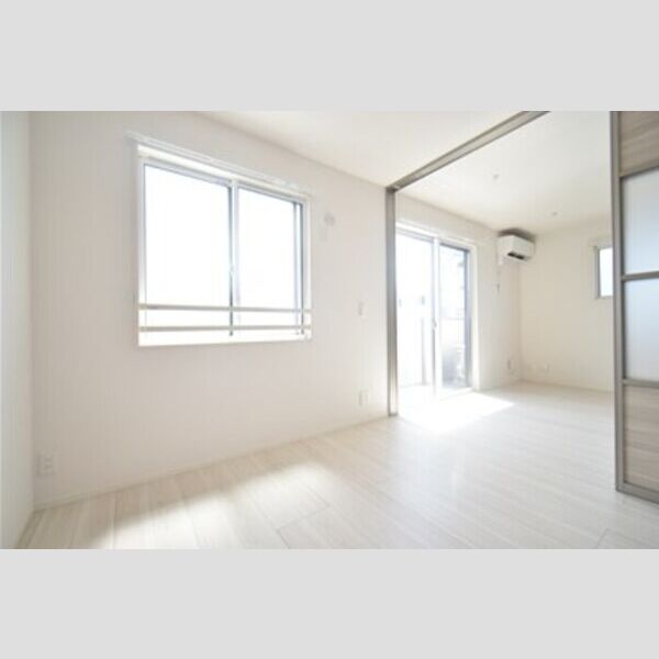 ホワイト キャッスル201号室 居室とリビングダイニング